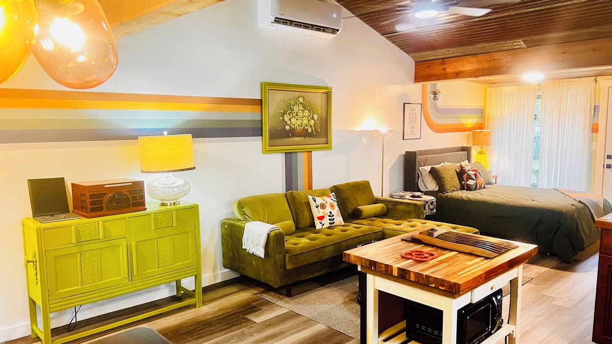 Walnut Springs House | THE GREENROOM, FUNKY music themed tiny home, walking distance to downtown!