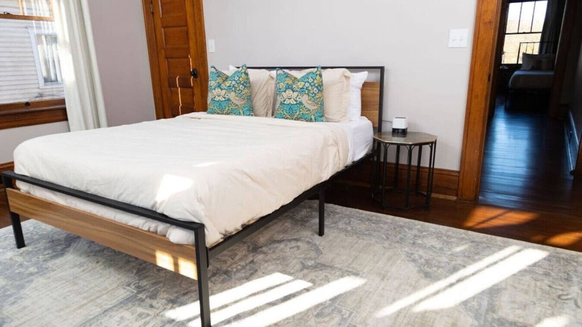 Roanoke Apartment | The Greenway Suite - The Historic Winona House