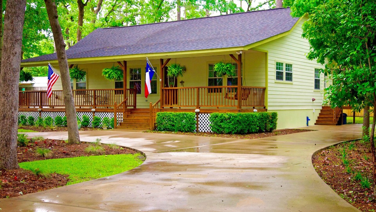 Crockett House | "The Gregory", Kayaks, Dock, Decks and a huge front porch
