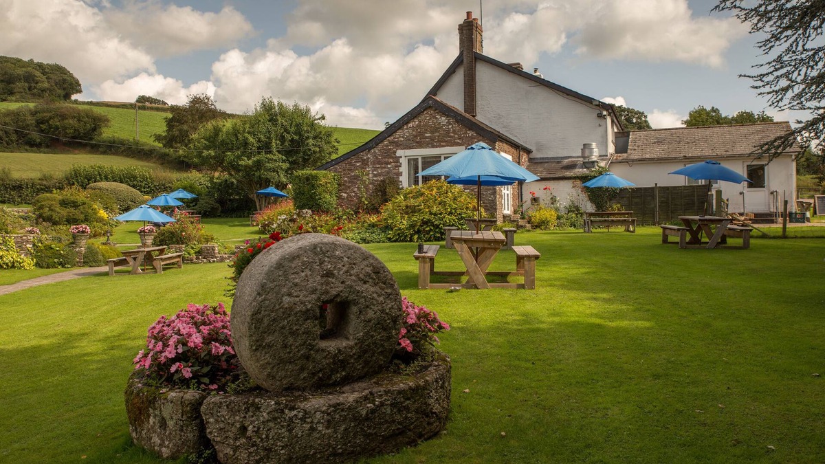 Usk Hotel | The Greyhound Inn & Hotel