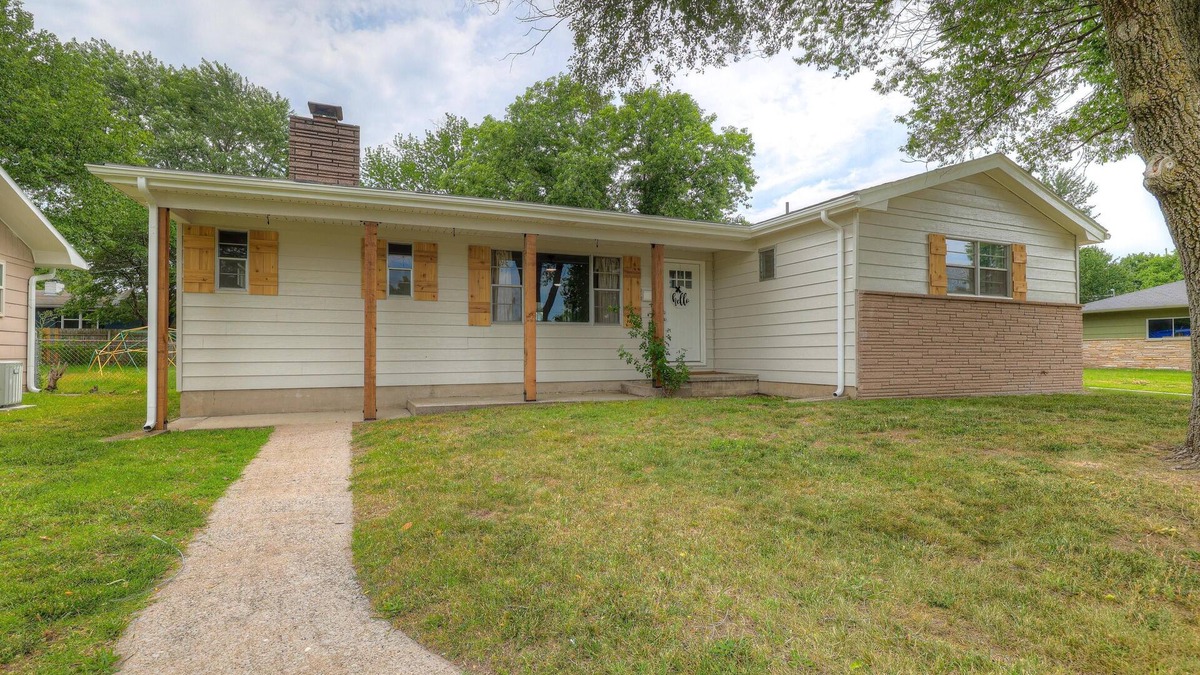 Joplin House | The Greystone- Spacious + Updated home in SE Joplin