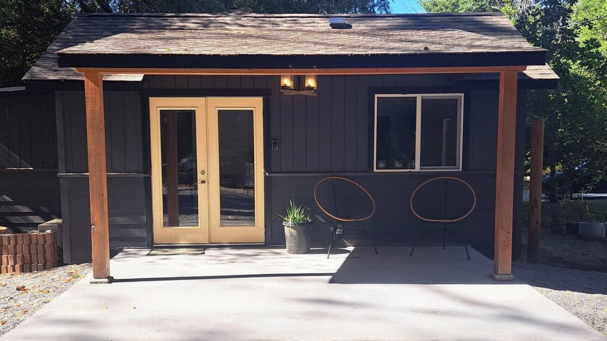 Gasquet Cabin | The Groundskeeper's Cabin: A peaceful retreat with all the amenities of home.