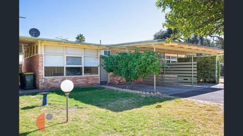 Oaklands Park Apartment | The Grove Getaway 2 min walk to train and shops