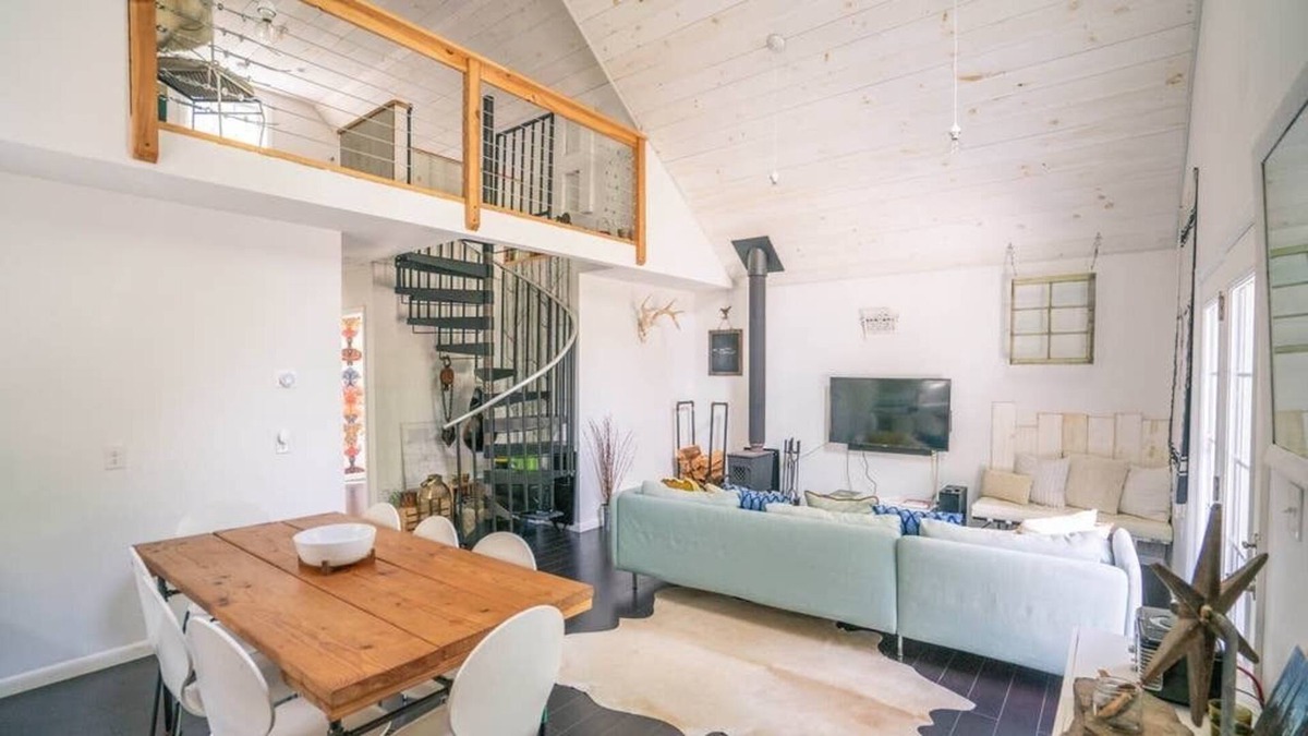 Saugerties House | The Grove: Modern Lofted Cottage w/fire pit & 30 Min from Hunter Mountain