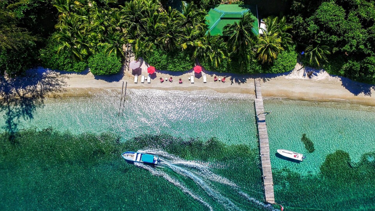 Guanaja Resort | THE GUANAJA ROOM B & B PACKAGE IN A BEACHFRONT CARIBBEAN BOUTIQUE RESORT