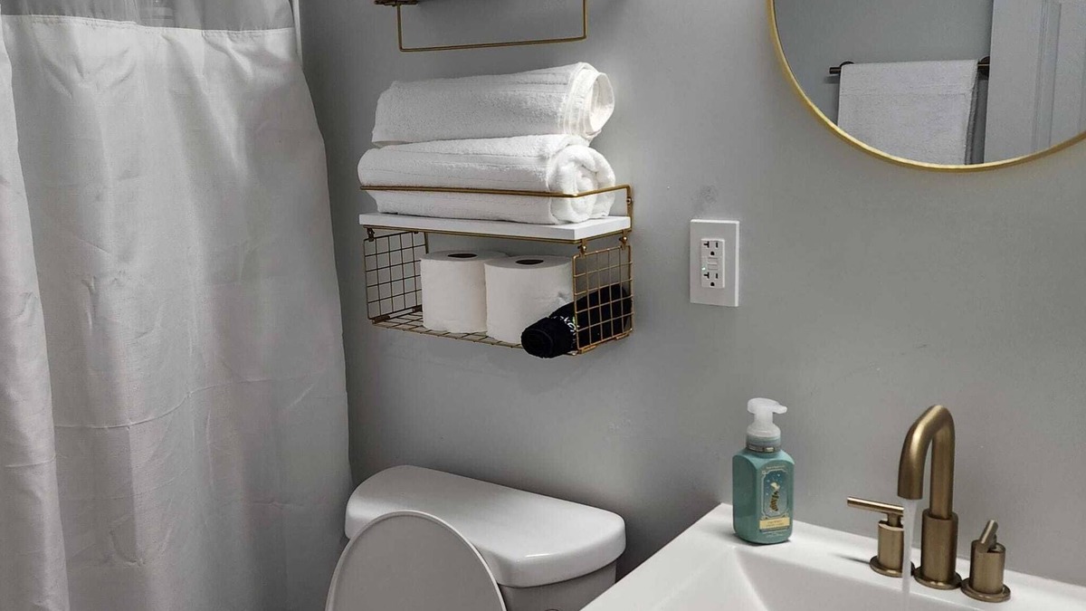 Leavenworth House | The Guest House on Seneca with King Bed