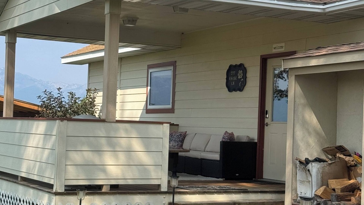 Corvallis House | The Guesthouse - on 3.5 acres in Corvallis, MT