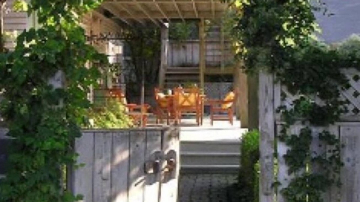 Perrysburg House | The Guesthouse West Side - Walking distance to the best Perrysburg has to offer!