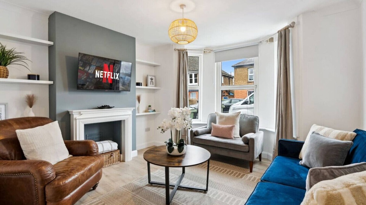 Guildford Apartment | The Guildford Manor | Free Parking | 6 Beds
