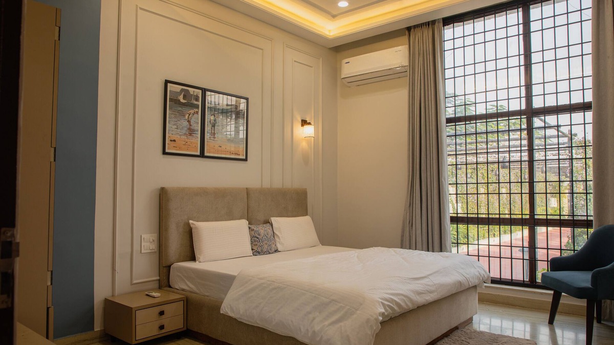 Jaipur Villa | The Hallway is distinguished by its idyllic location between city shores.n