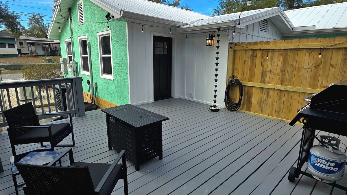 Bunkers Cove Apartment | The Hamilton Studio! close to Downtown & Dinning, Fast WIFI, HBO Max Included
