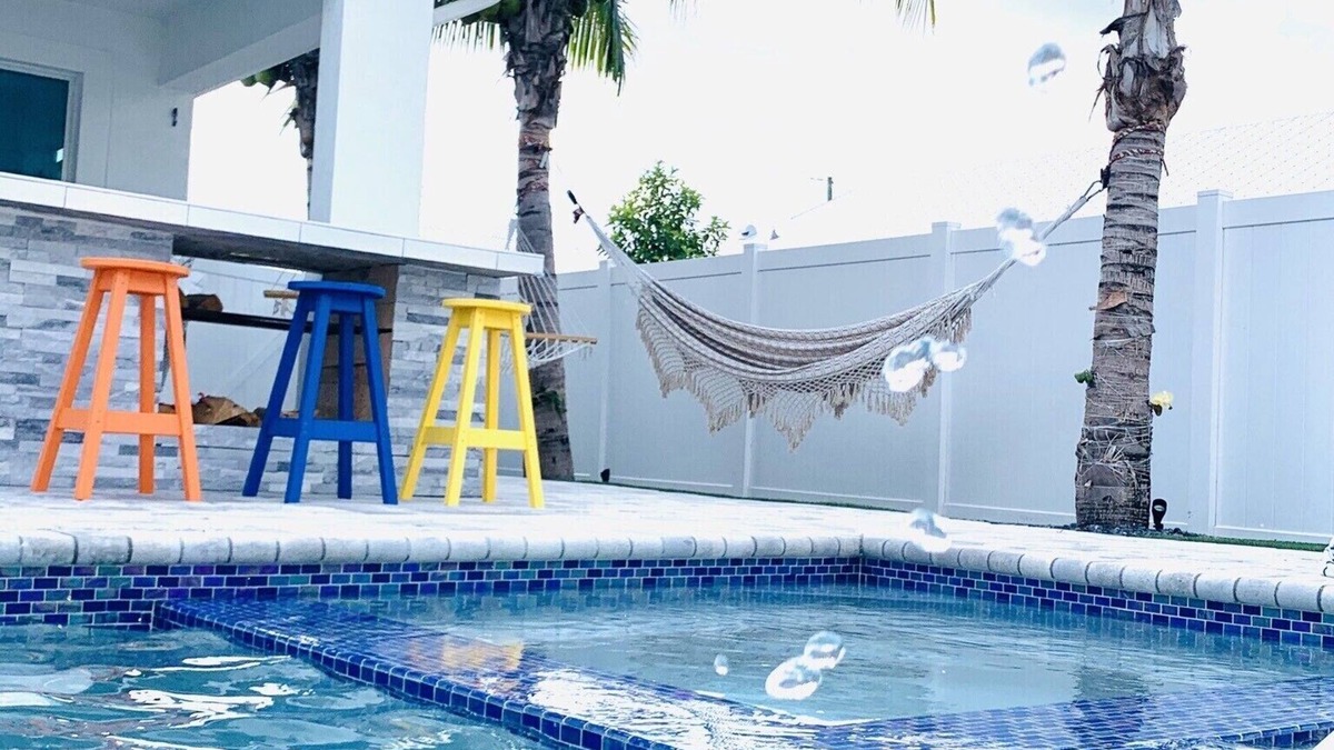 Jupiter House | The Hammock House Salt Pool & Jacuzzi! Near beach. Private!