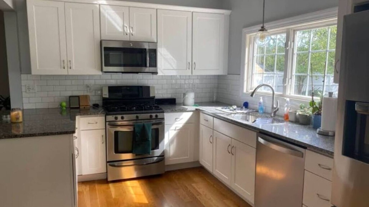 Hampton House | "The Hampton", Modern Coastal Charm. 3BR, 5-minute drive to the beach.