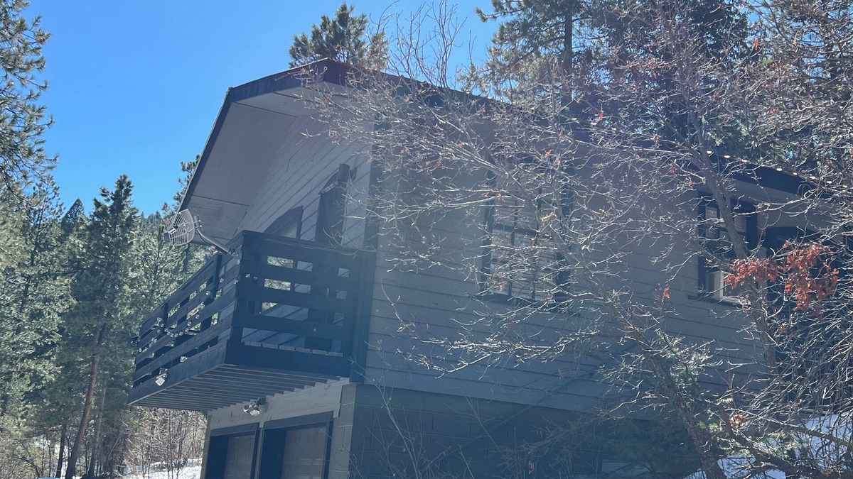 Indian Hills Cabin | The Happy Bear Lodge. Private, cozy, clean and minutes from Red Rocks