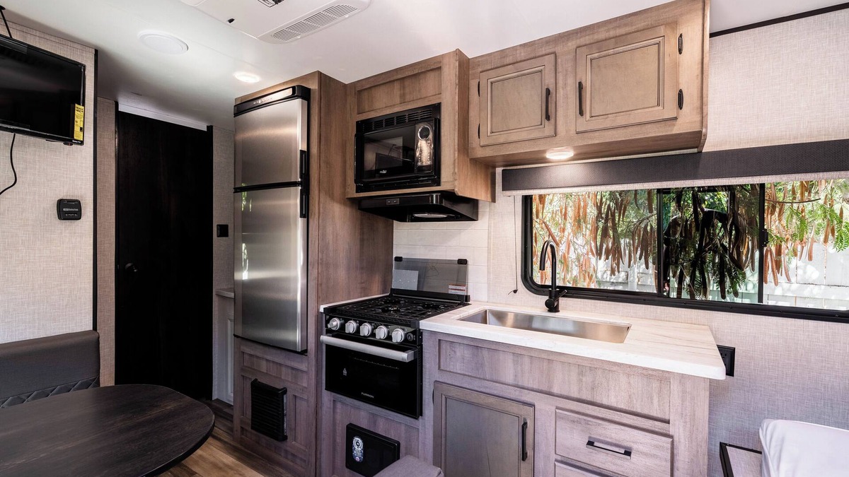Meiners Oaks House | The Happy Camper - Cozy RV sleeps 4, with WiFi, in beautiful Ojai