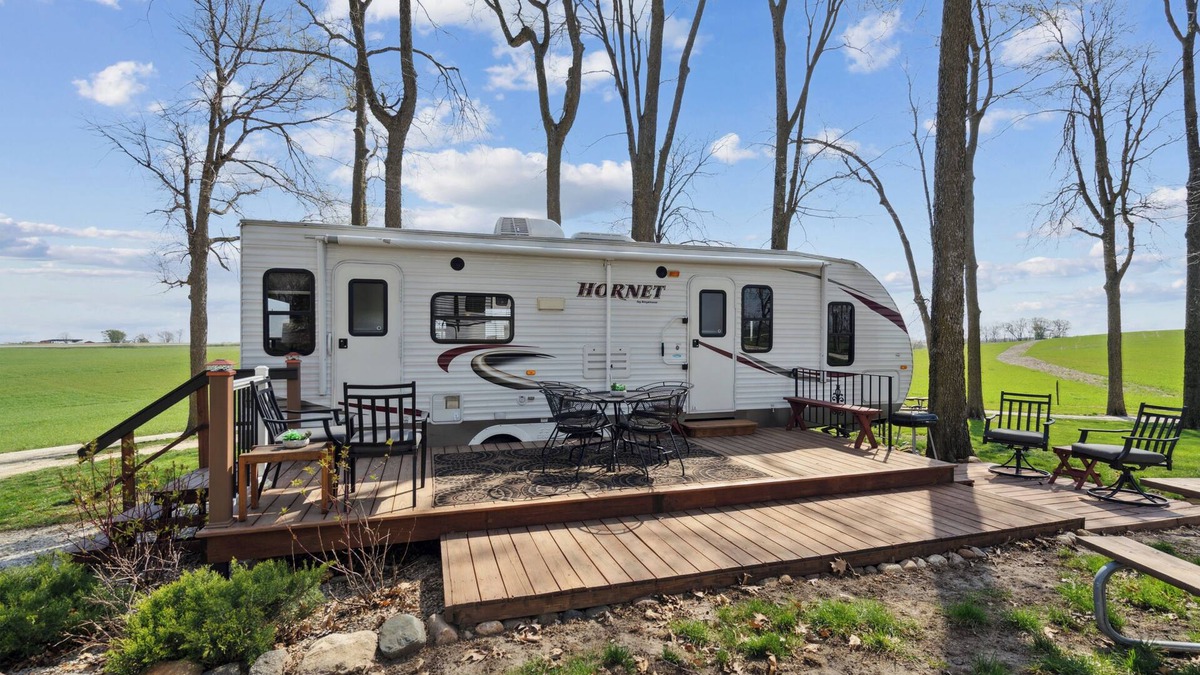 Langworthy RV Rental | The Happy Hornet Camper Rental on Campsite