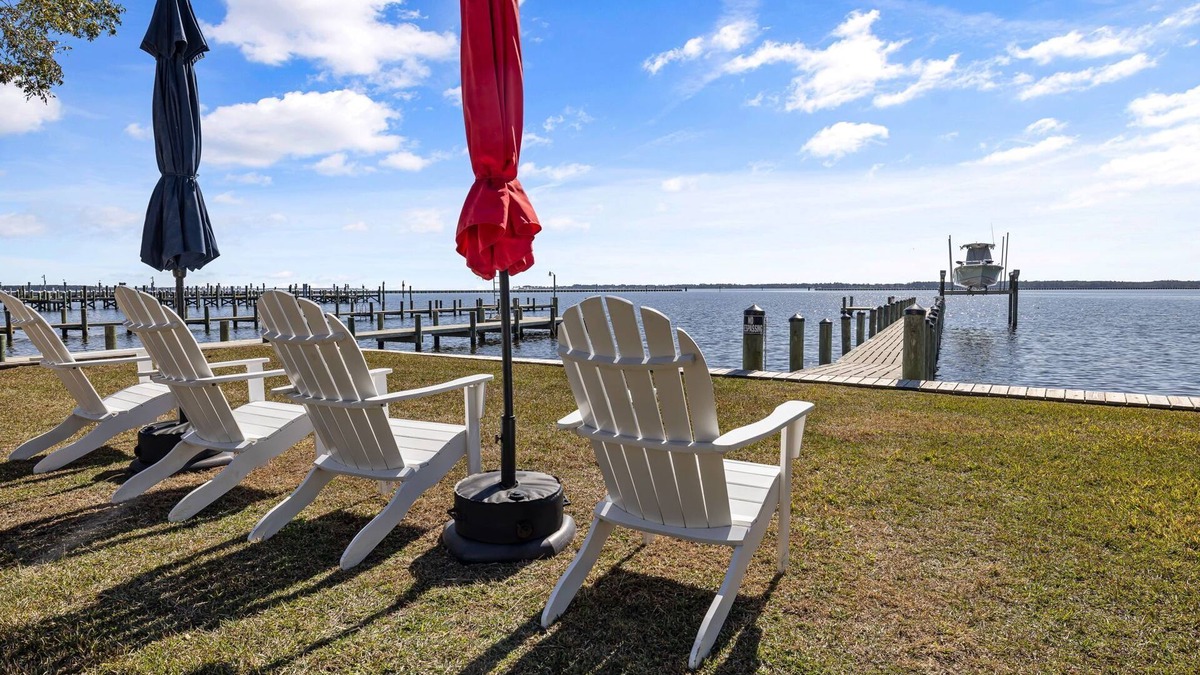 Belhaven House | The Haven in Belhaven NC, Waterfront with private dock, steps from town center.