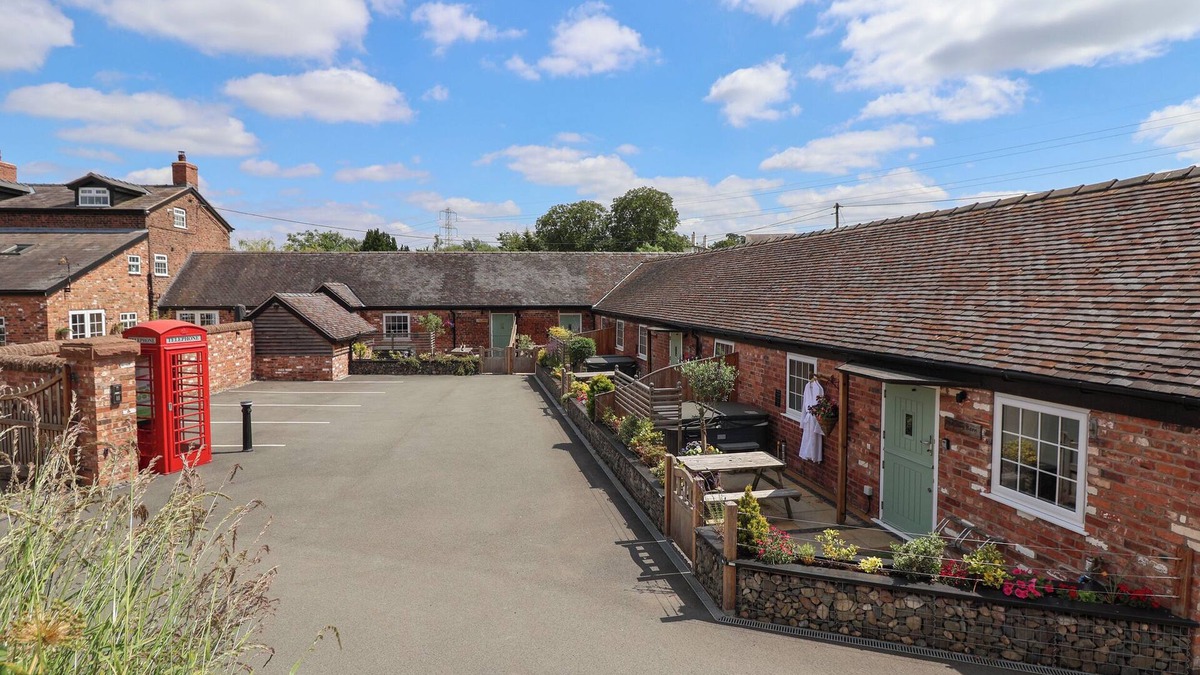 Wimbolds Trafford Cottage | THE HAY BARN, romantic, character holiday cottage in Chester