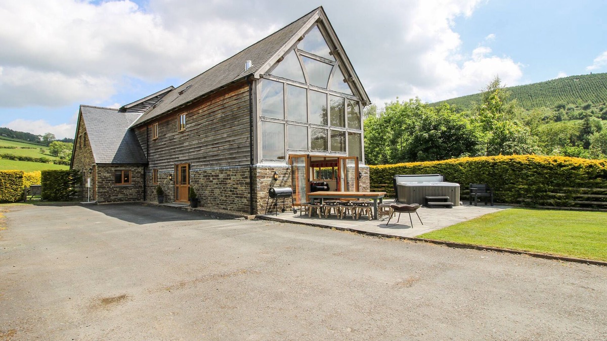 Tirabad Cottage | THE HAYLOFT, family friendly, luxury holiday cottage in Bleddfa
