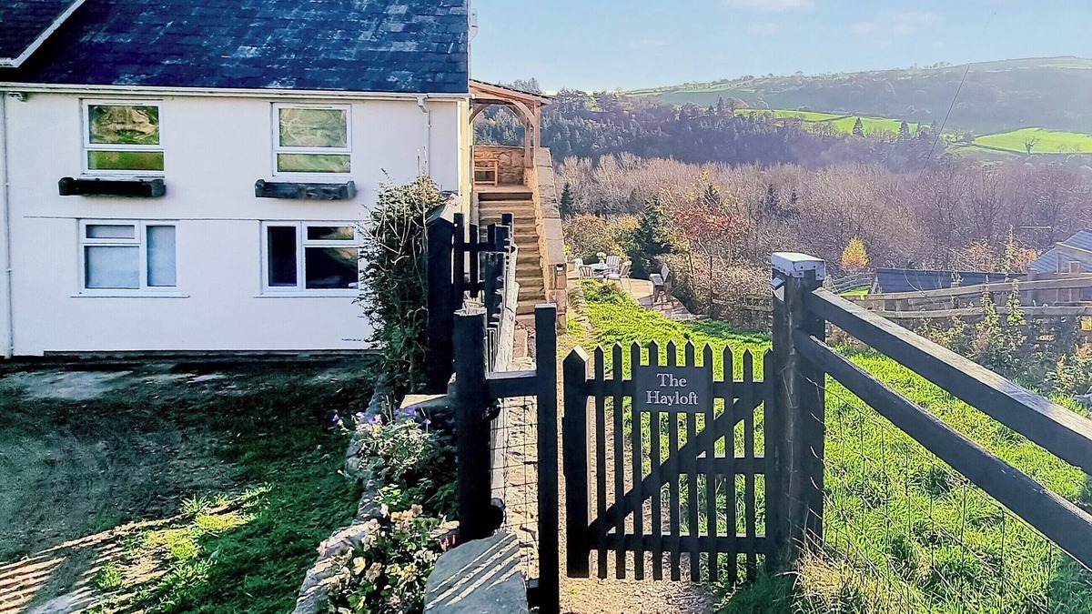St George Cottage | The Hayloft offers the perfect retreat in the stunning North Wales countryside.