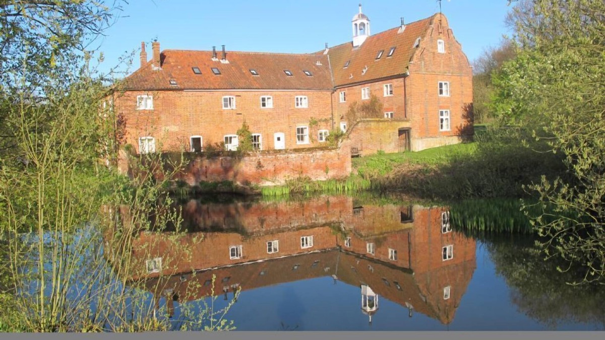 Spixworth Apartment | The Hayloft - on a farm near Norwich City & the Norfolk Broads