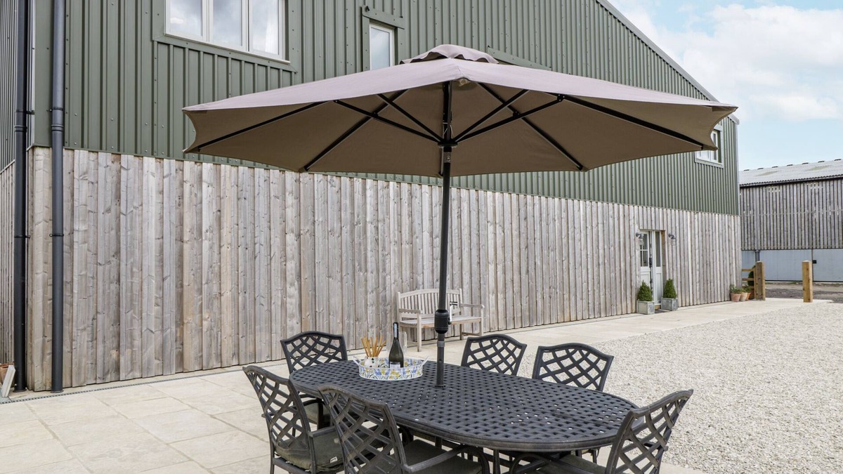 Calne Cottage | THE HAYLOFT, pet friendly, with a garden in Calne