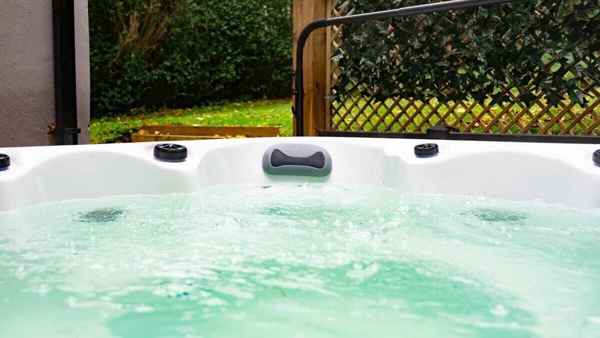 Headingley Apartment | The Headingley House Leeds - Hot Tub - Sleeps Up to 12