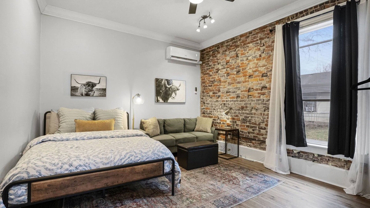 Northside District Apartment | The Headley House #6 - Beautiful, Spacious Downtown Studion#15067971-2