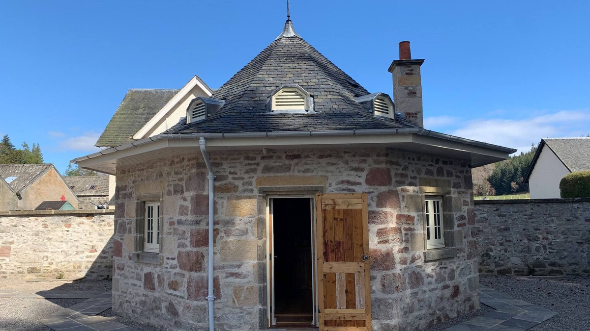 Scaniport Cottage | THE HEN HOUSE, pet friendly, luxury holiday cottage in Kiltarlity