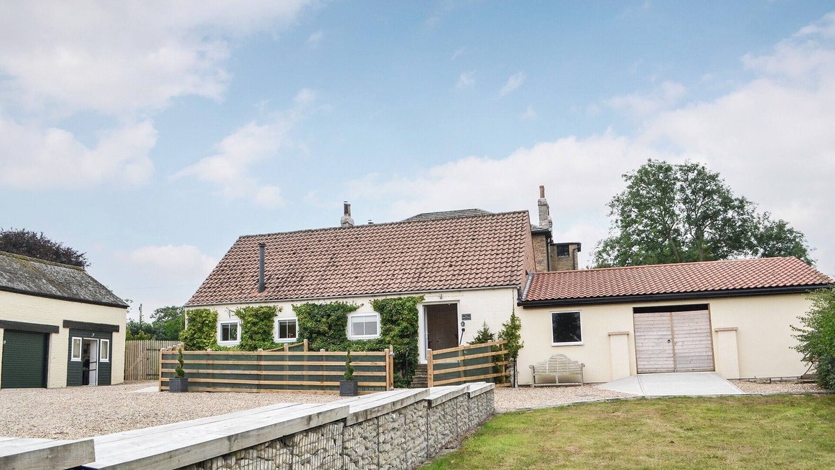 Kilham Cottage | The Hen House - UK38436