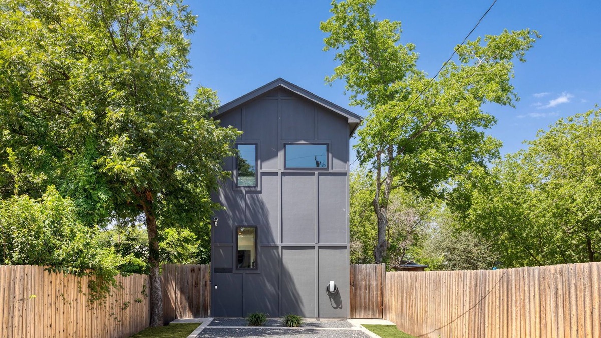 Eastside Promise Neighborhood Cabin | The Heritage Haus - Modern Cabin In Downtown San Antonio