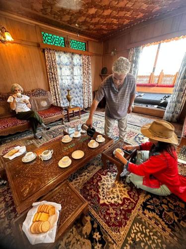 Dal Lake Hotel | The Heritage Safina Group Of Houseboats