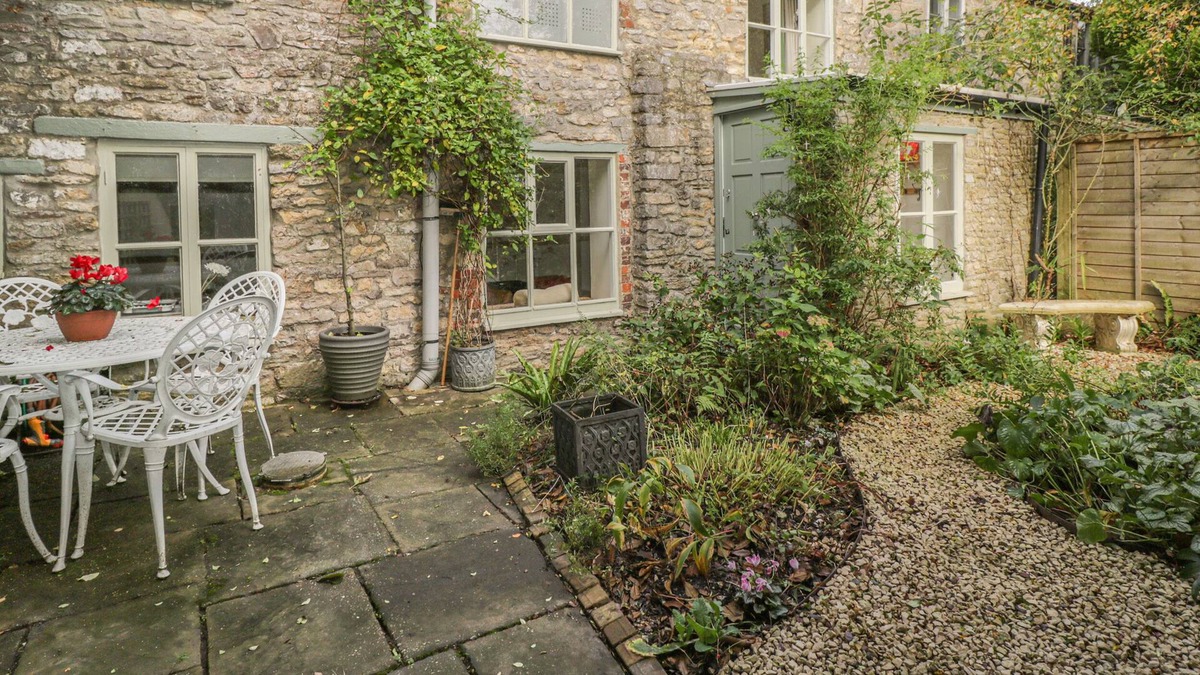Nunney Cottage | THE HERMITAGE, family friendly, character holiday cottage in Nunney