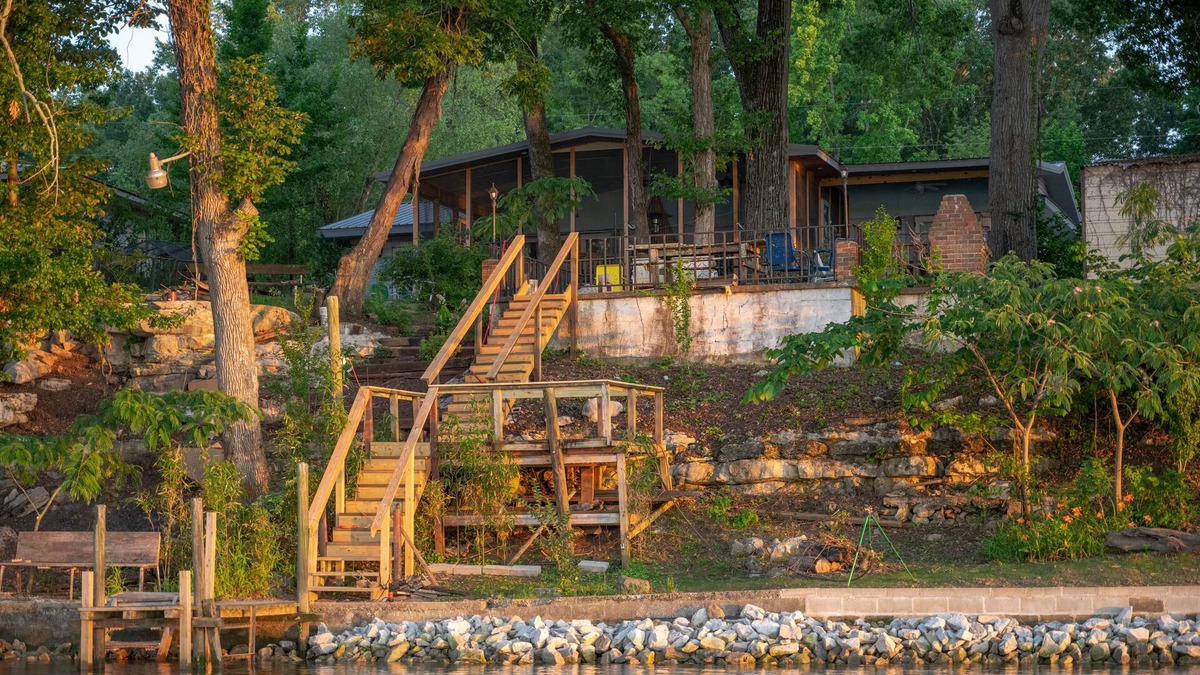 Tuscumbia House | The Heron House - Lakefront Home
