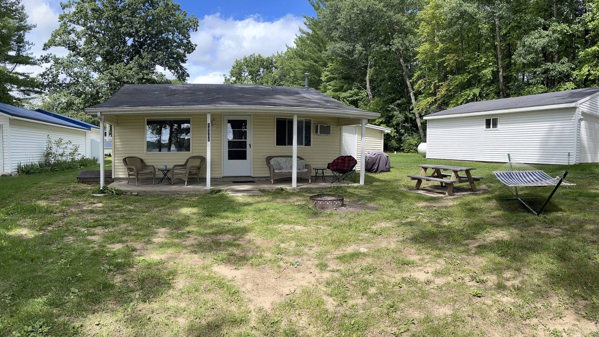 Le Roy Cottage | The Hidden Gem - a tranquil relaxing Lake cottage!