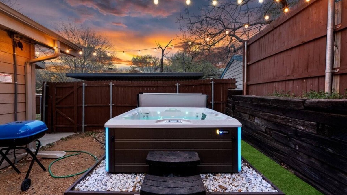 Lewisville House | The Hidden Gem: Gig Speed Internet, Private Hot Tub, near DFW and major highways
