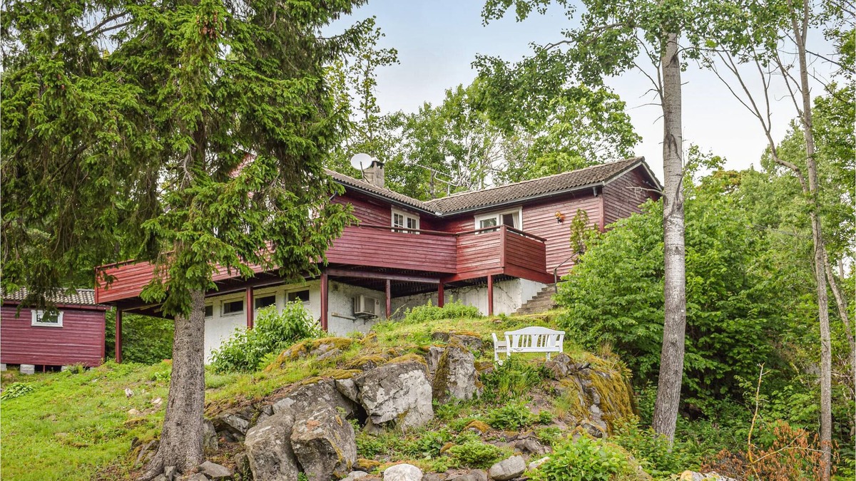 Horten House | The hidden house in the forest- built on rocks, with large terrace and view of the lake.