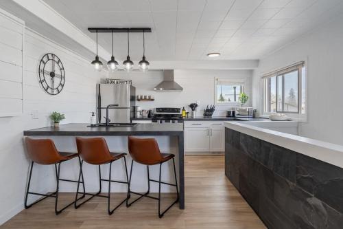 Sylvan Lake Apartment | The Hidden Loft I 5-min Walk 2 Beach I DT I 55 TV