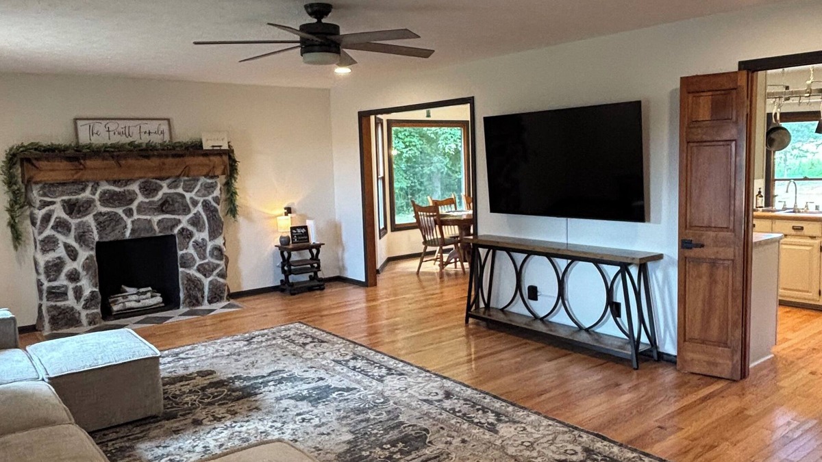 Almo Other | The Hidden Maple - 10 minutes to MSU - Pet & Kid Friendly - Secluded with Pond!