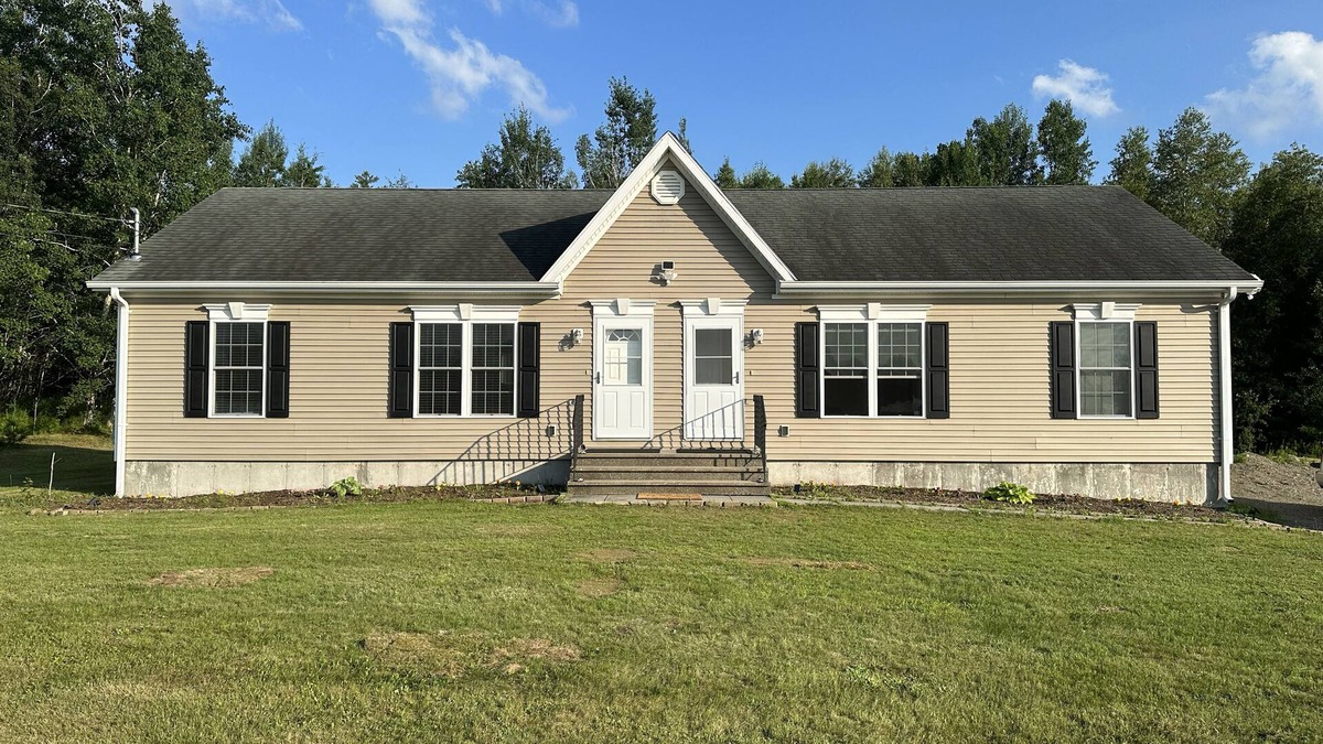West Enfield House | The Hidden Oasis, Duplex A. Close to almost everything!