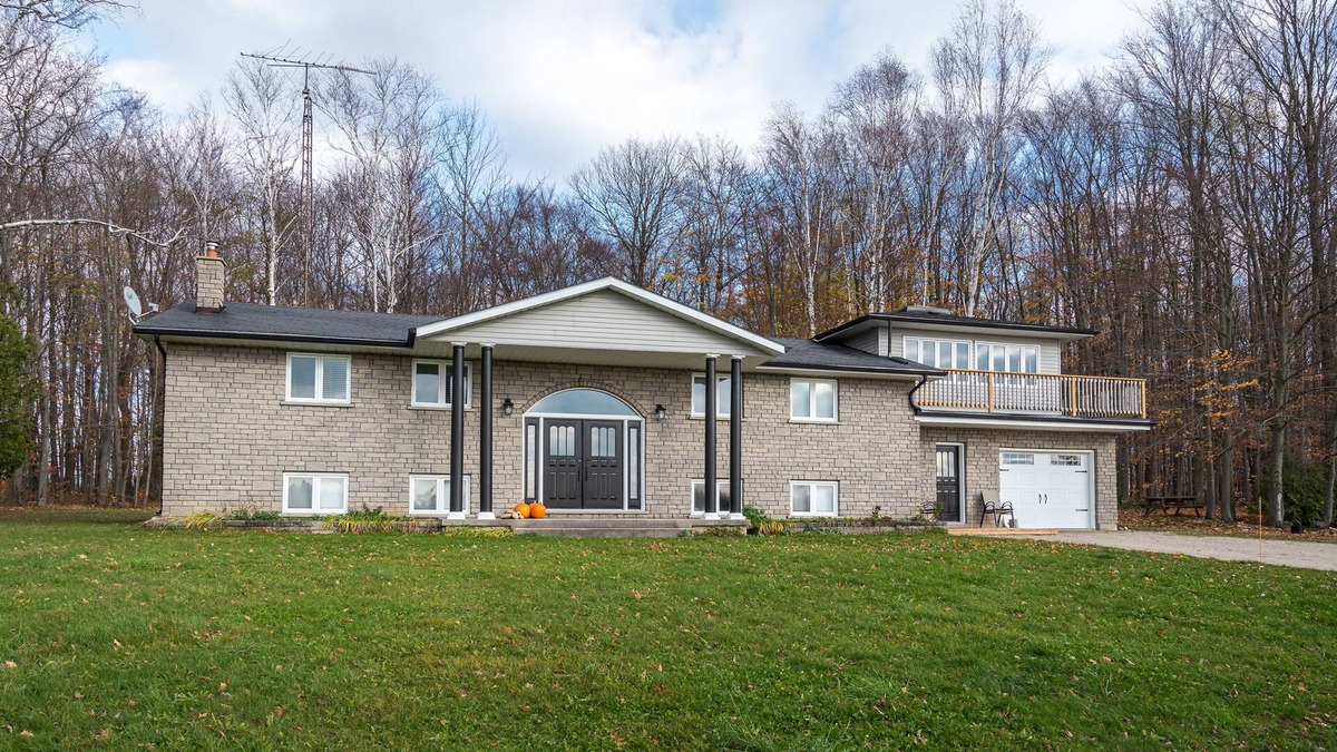Georgian Bluffs House | The Hideaway - 35 Acres with Hot Tub, Fire Pit, & BBQ