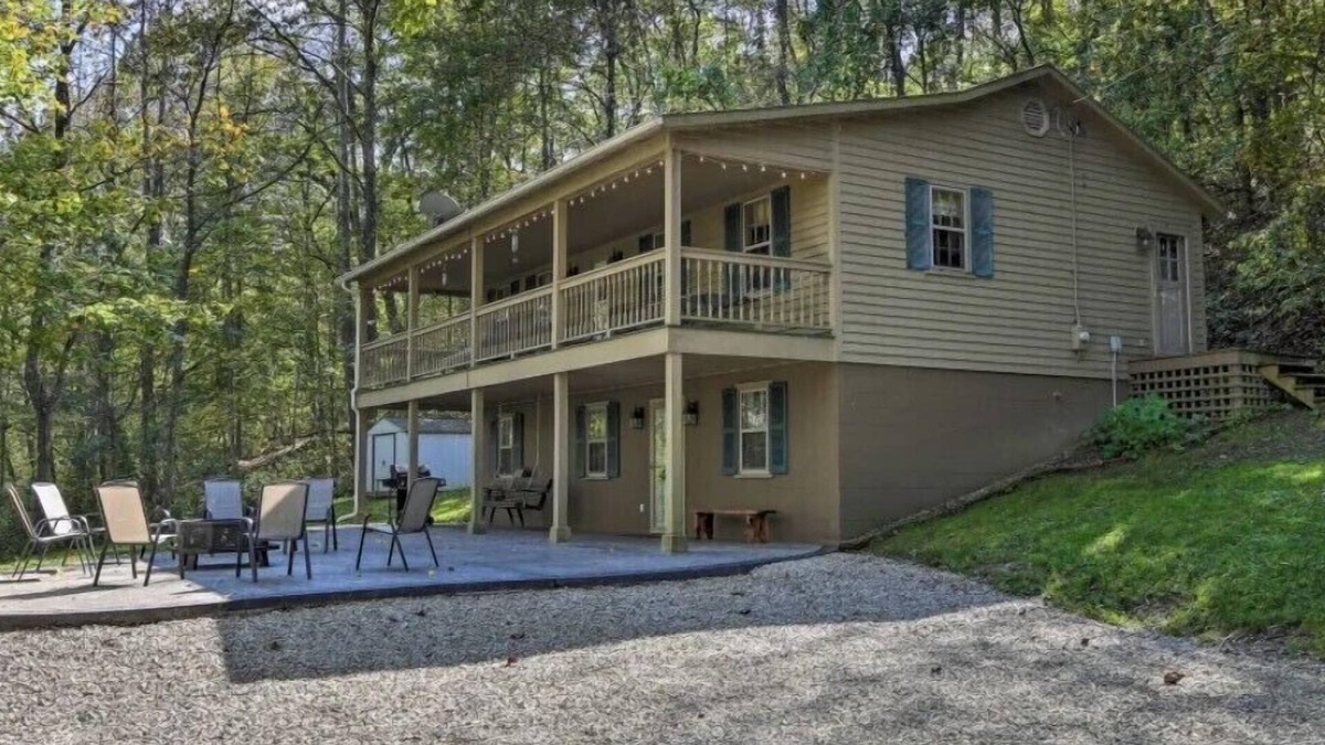 Sharpsburg House | The Hideaway at Buck Ridge. Pet friendly.