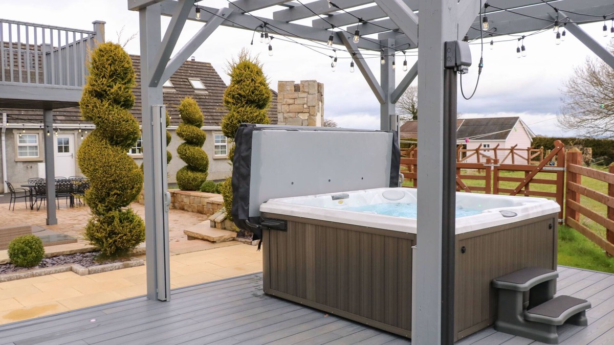 Magherafelt Cottage | THE HIDEAWAY, character holiday cottage, with hot tub in Moneymore