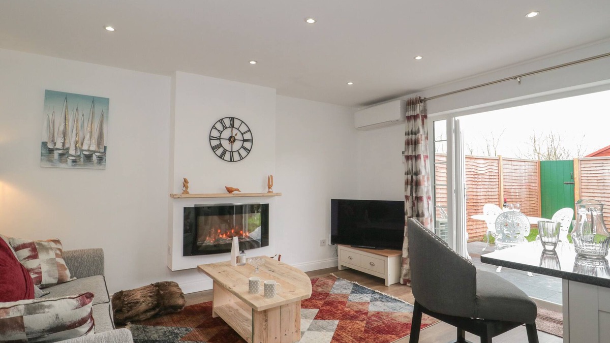 Lympsham Cottage | THE HIDEAWAY, pet friendly, with hot tub in Brean