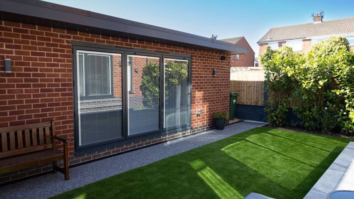 Ashton-under-Lyne House | The Hideaway -Ideal Summer house