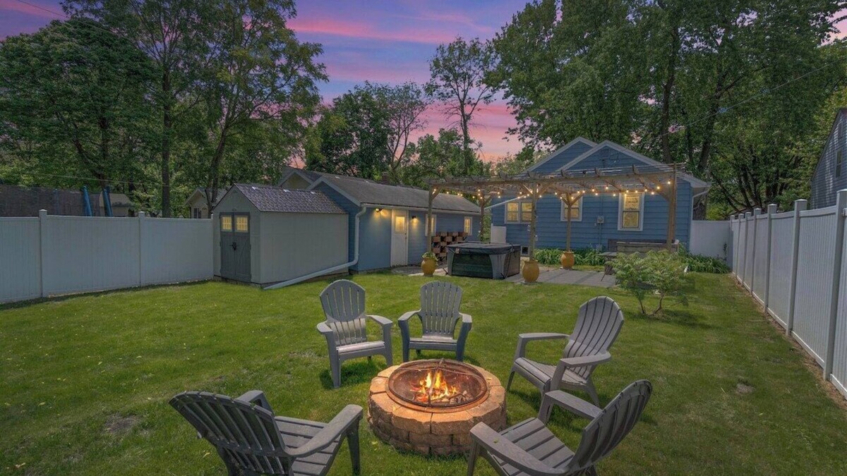 Ames House | The Hideaway on Hazel- Luxury Smart Home w Hot Tub