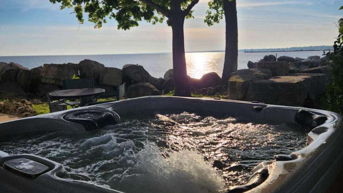 Leamington Cottage | The Hideaway on the Lake with Hot Tub!