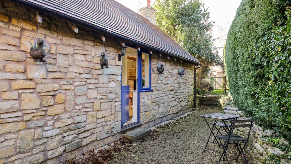 Eckington Cottage | THE HIDEAWAY, romantic, with a garden in Eckington