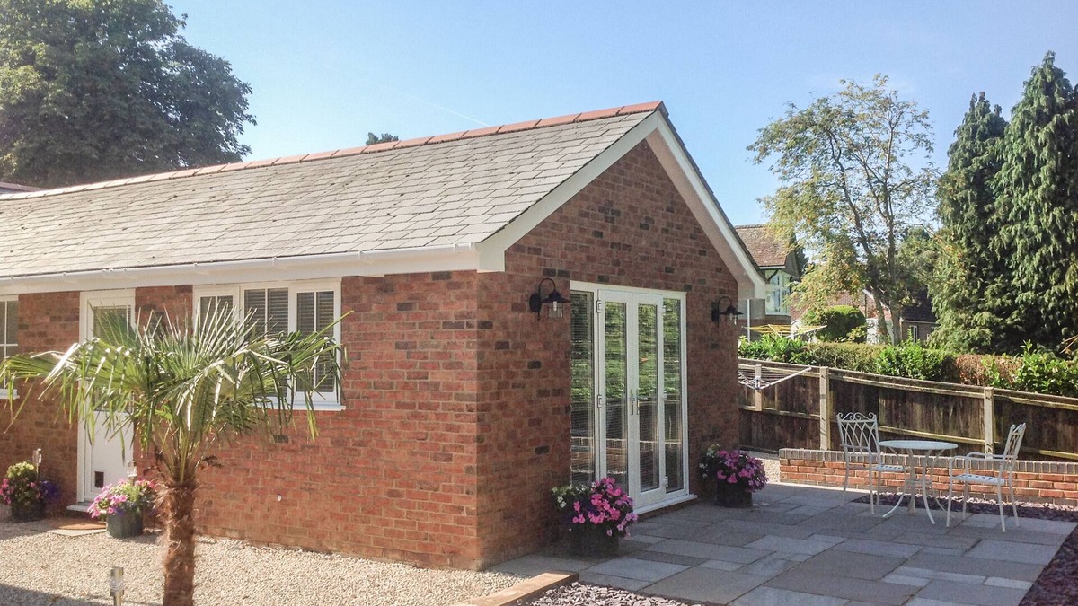 Verwood Cottage | THE HIDEAWAY, romantic, with a garden in Verwood