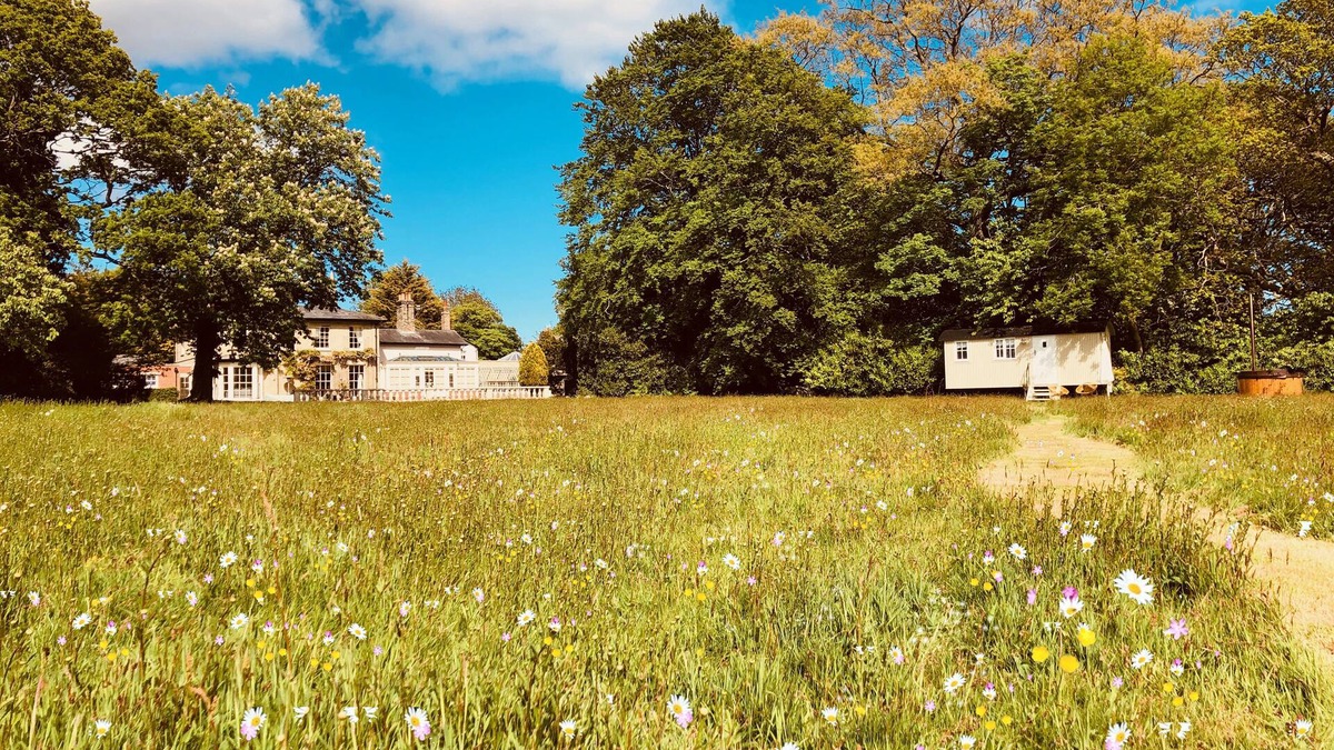 Hopton Cabin | The Hideaway Shepherds Hut & Hot Tub, sleeps 2.